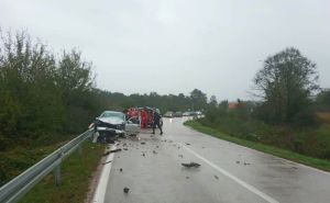 Stravična saobraćajna nesreća kod Sanskog Mosta: U direktnom sudaru dva vozila poginuo radnik