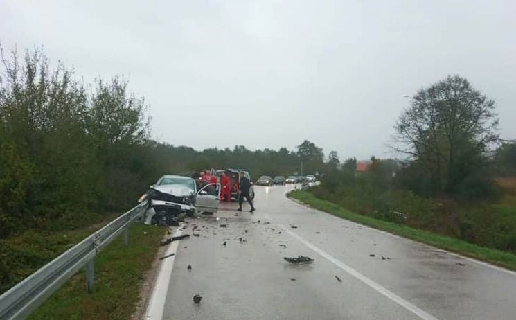Stravična saobraćajna nesreća kod Sanskog Mosta: U direktnom sudaru dva vozila poginuo radnik