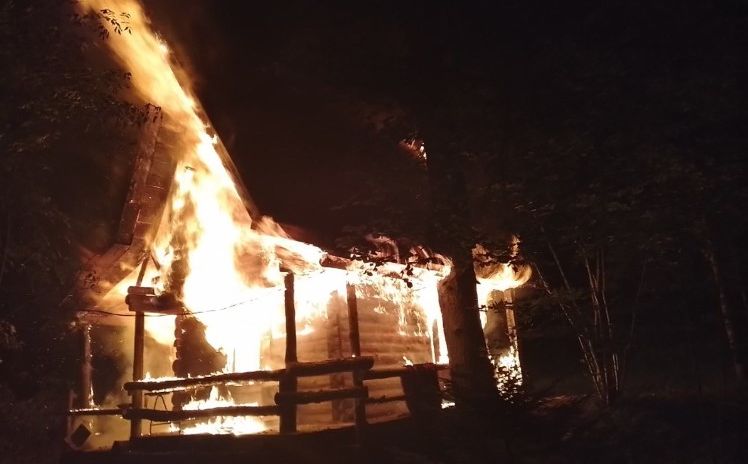 Požar na poznatom izletištu u BiH: Izgorio jedan od najstarijih bungalova