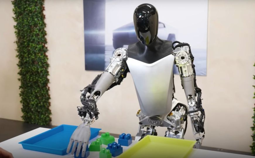 Tesla se u novom videu pohvalila robotom: Humanoidni bot Optimus sve više sliči ljudima