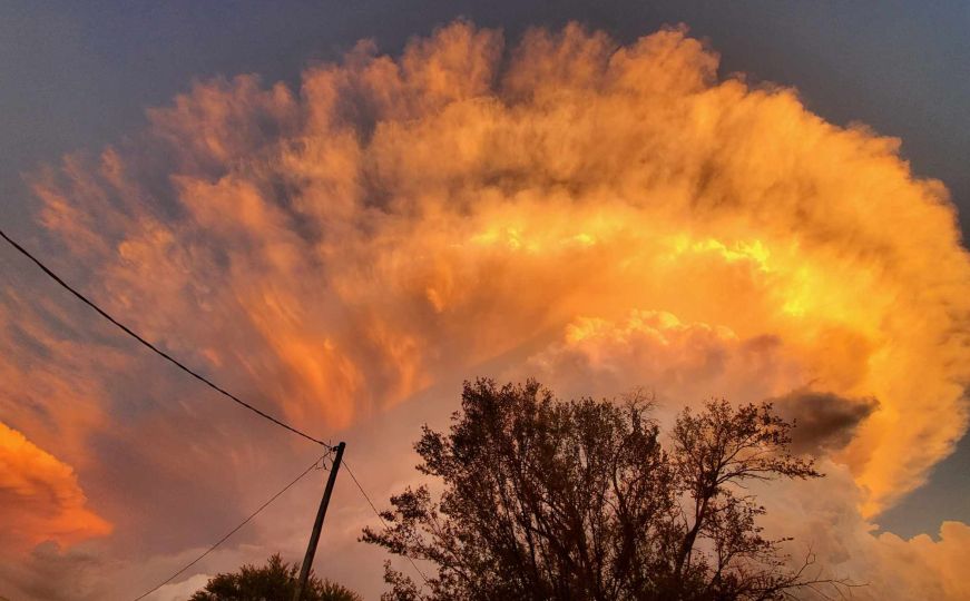 Nestvarni prizori na nebu: 'Izgleda kao da je eksplodirala bomba'