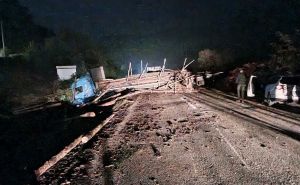 Teška nesreća na M-17 kod Žepča: Dvije osobe prevezene u bolnicu, kamion s drvima sletio s ceste