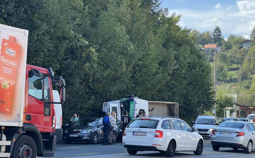 Kolaps na ulazu u Sarajevo: U trostrukom sudaru vozila prevrnuo se kamion, ima povrijeđenih