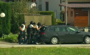 Drama u Sloveniji: Muškarac puca s balkona na policiju