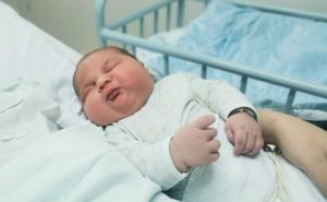 Zašto ne biste trebali davati svojoj bebi da pije vodu?