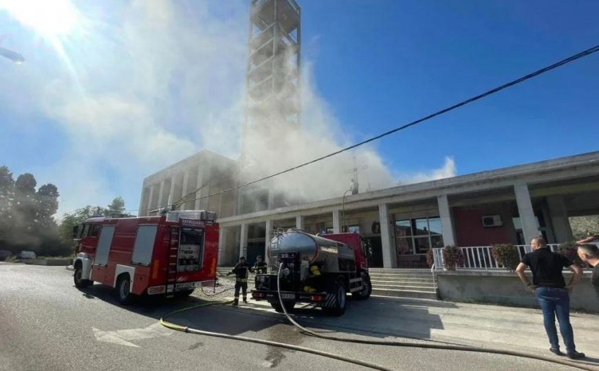 Haos u Mostaru: Izbio požar na crkvi, vatrogasci morali brzo intervenisati