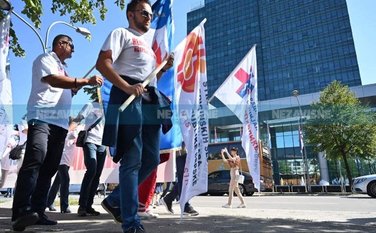 Protesti u Banjoj Luci: Sa razglasa odjekuje pjesma "Pada Vlada", pročitani zahtjevi