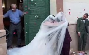 Nezaboravan video sa vjenčanja: Mladenci izlazili iz crkve, a potez jednog čovjeka nasmijao je sve