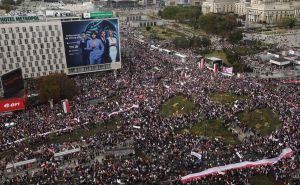 Marš milion srca u Varšavi: Pogledajte kako desetine hiljada ljudi protestuje protiv vlasti