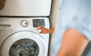 Zašto trebate ubaciti kašiku soli u mašinu za veš prije pranja rublja