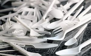 Engleska zabranila plastični pribor za jelo i tanjire za jednokratnu upotrebu