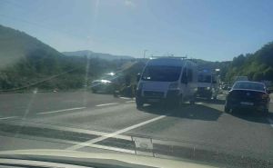 Saobraćajna nesreća kod Sarajeva: Motociklista udario u kombi