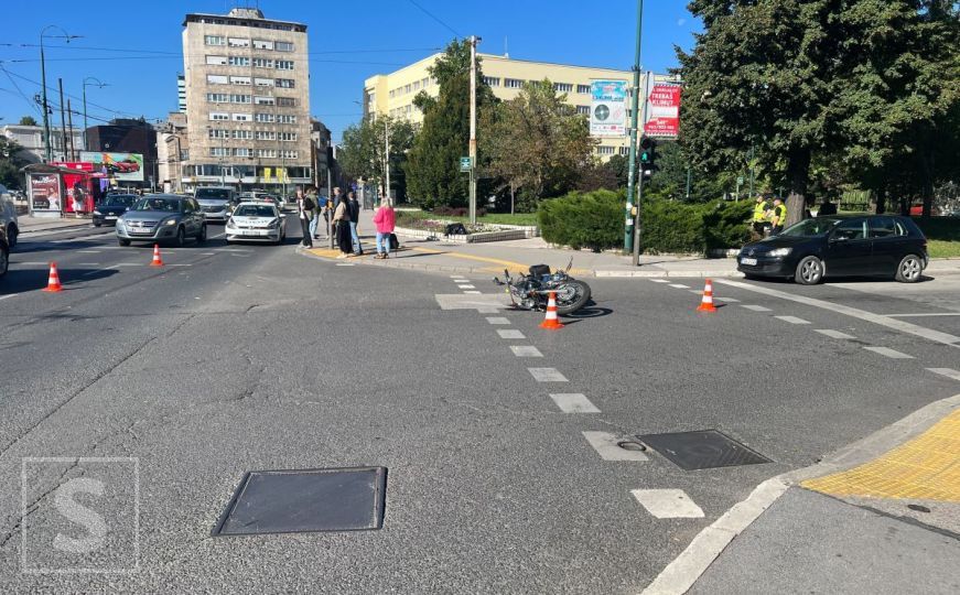 Vozači, oprez: Gužva u centru Sarajeva, motociklista oborio pješaka