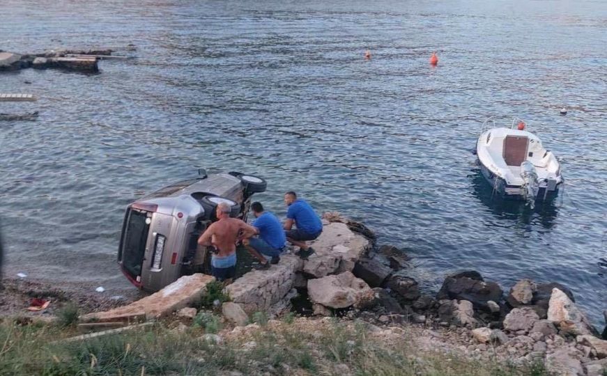 Bizarna nesreća na popularnoj dalmatinskoj plaži, pogledajte gdje je završio automobil