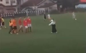Samo u Bosni: Fudbaleri napali sudiju, na teren ušla djevojka da ga brani
