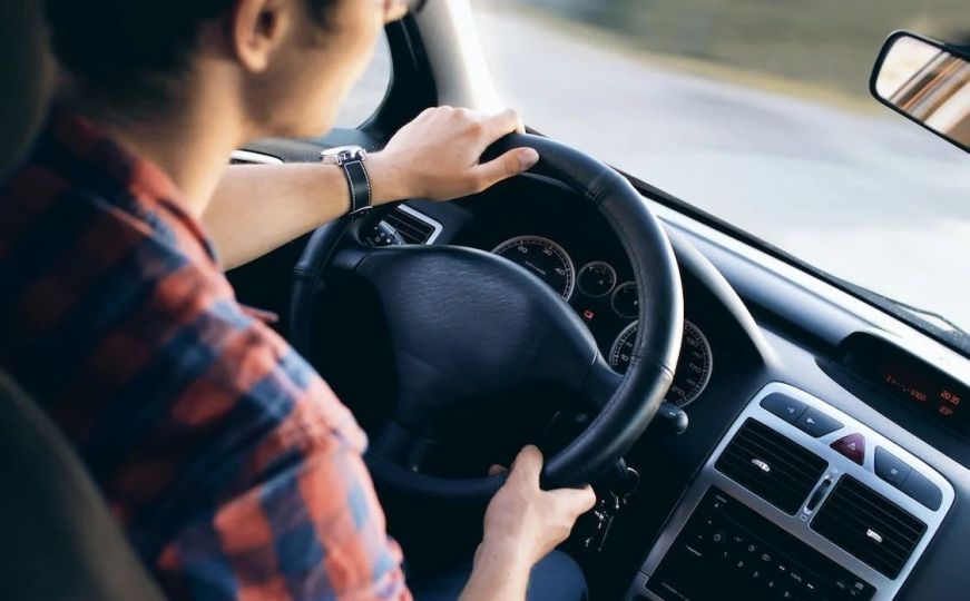 Ovo je pet najčešćih grešaka koje rade vozači kad mijenjaju brzine