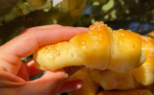 Ponestaje vam ideja za doručak? Probajte sjajne kiflice sa sirom koje se tope u ustima