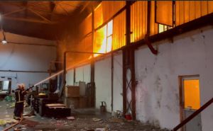 Hrvatska: Požar u Osijeku neće biti ugašen prije večeri, otrovni dim stigao do granice s BiH
