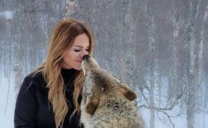 Ljepotica i zvijeri: Upoznajte novinarku i glumicu Anneku - ženu koja priča s vukovima