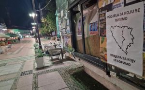 Brza akcija policije: Uklonjeni plakati o podjeli BiH koji su bili izlijepljeni u Tuzli