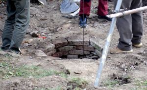 Nastavljena ekshumacija: Jesu li kosti ubijenih Bošnjaka skrivene u bunaru u Brčkom?