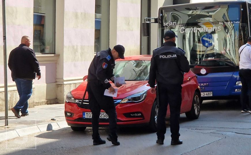 Parkirao automobil u centru Sarajeva i blokirao saobraćaj: 'Čekamo vozača 10 minuta, nigdje ga nema'