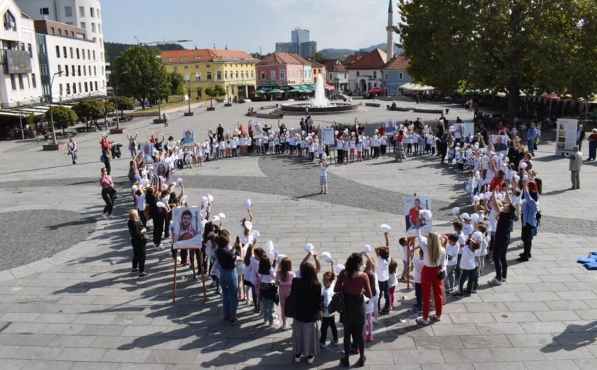 Mali i veliki filantropi na Trgu slobode u Tuzli: 200 mališana poslalo poruku dobrote i ljubavi