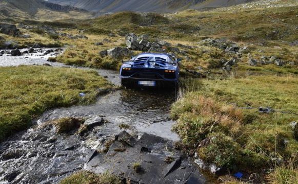 Bizarno: Iznajmljenim Lamborghinijem sletio u potok, prijavio nesreću pa pokušao pobjeći