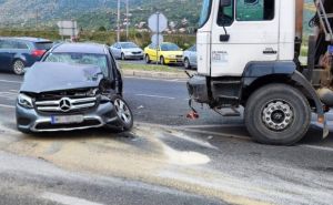 Još jedna teška nesreća na bh. cestama: U sudaru automobila i kamiona više povrijeđenih osoba