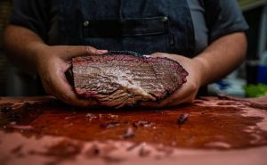 Najčešće greške kod pripreme mesa: Koliko treba stajati u marinadi, kako ga začiniti, kada ga peći?