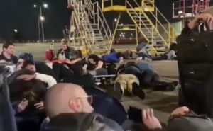Dramatične scene na aerodromu u Izraelu: Ljudi leže na pisti, dok sirene najavljuju novi napad