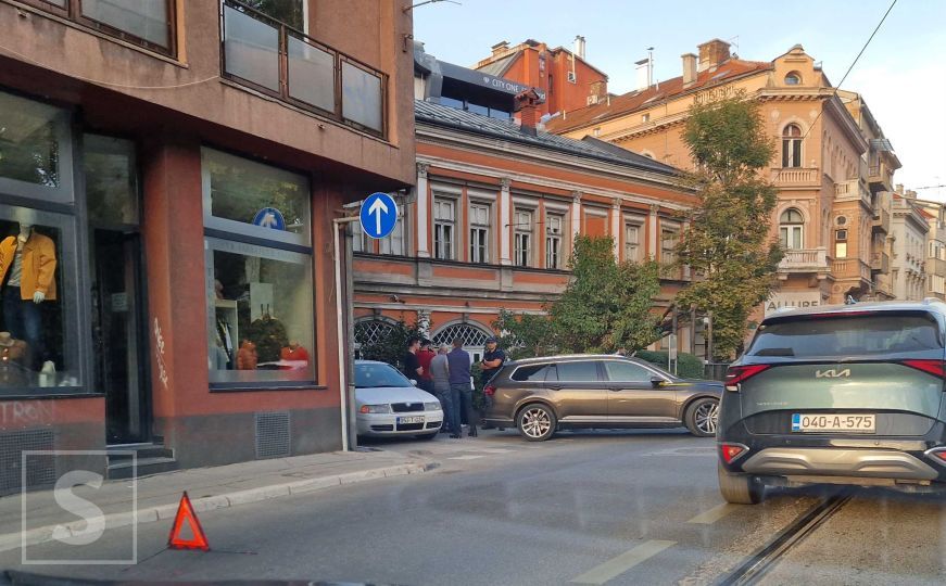 Saobraćajna nesreća u centru grada: Policija i Hitna pomoć na terenu, pješak prevezen u bolnicu