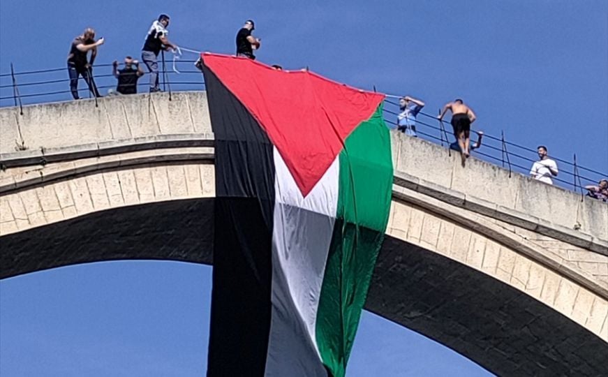 Mostar: Zastava Palestine na Starom mostu, podrška poslana i skokom