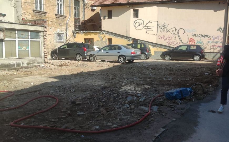 U Sarajevu srušena kuća koja je bila problem mnogim građanima
