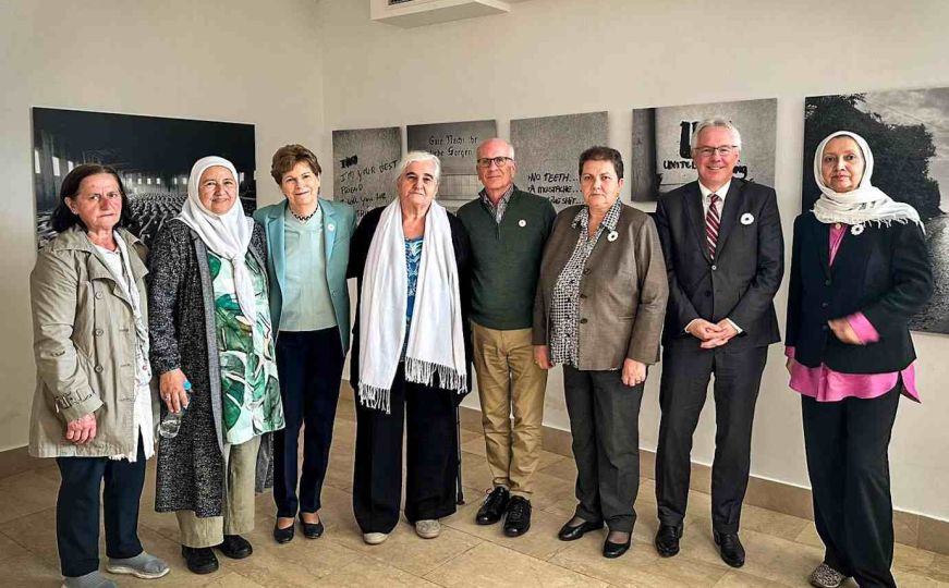 Michael Murphy sa senatorima iz SAD-a posjetio Memorijalni centar 'Srebrenica'