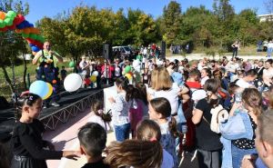 Druženje u Sarajevu: Kike Budalike zabavljao mališane na otvorenju parka Jezero - Betanija