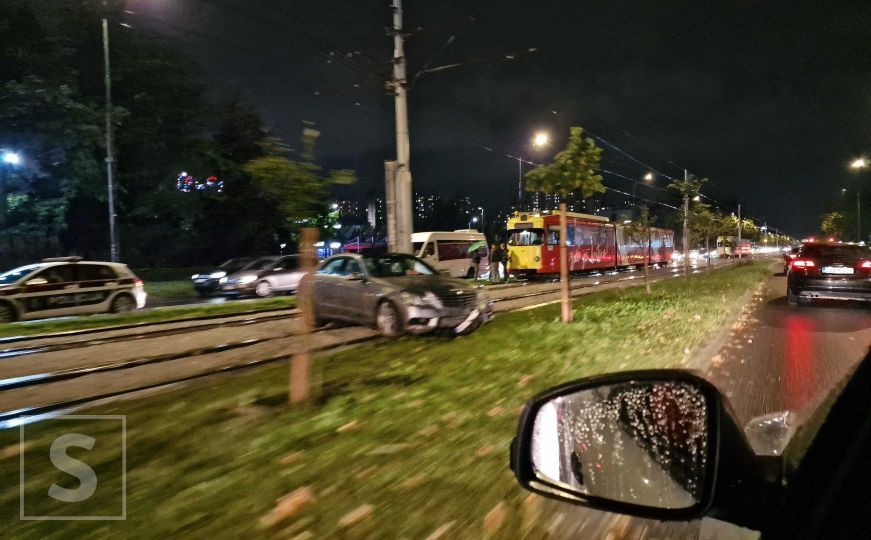 Nesreća u Sarajevu: Automobil završio na šinama, tramvajski saobraćaj u prekidu