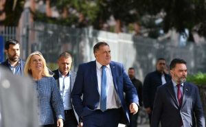 Detalji s ročišta: Dodik iskazao nepoštovanje prema sudu, žalio se zbog latinice, zastave, bolova...