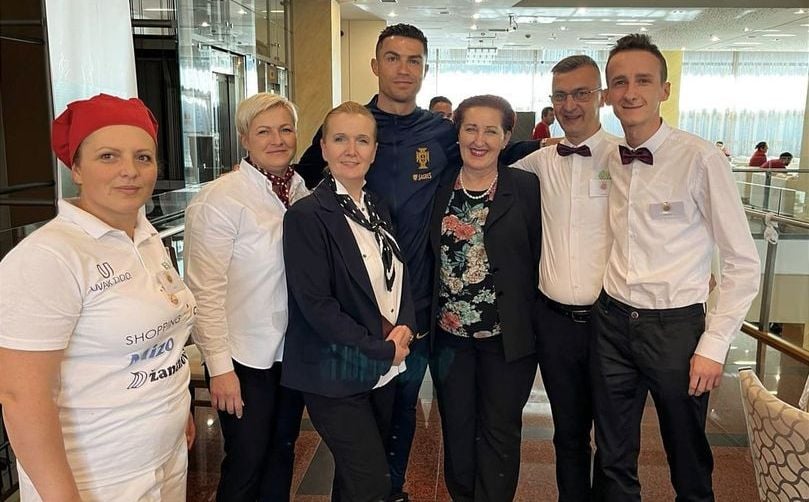 Kakav gest Portugalca: Cristiano Ronaldo se fotografisao sa radnicima hotela u Zenici