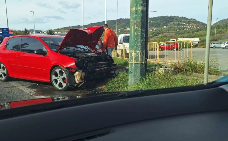 Saobraćajna nesreća u Sarajevu: Automobilom se zabio u banderu