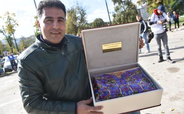 Ronaldov obožavatelj iz Irana stigao u Zenicu kako bi Portugalcu uručio skupocjeni poklon