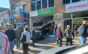 Izbjegnuta tragedija u Brčkom: Automobilom uletio u - apoteku