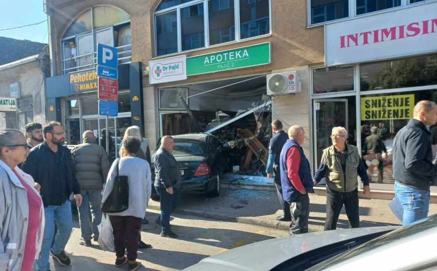 Izbjegnuta tragedija u Brčkom: Automobilom uletio u - apoteku