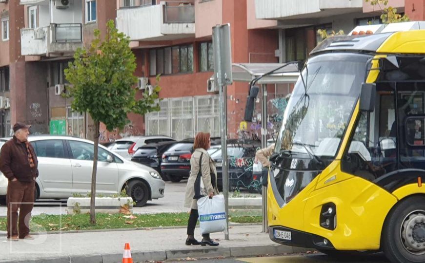 Detalji incidenta u Sarajevu: Kamenjem porazbijao stakla na tri nova trolejbusa