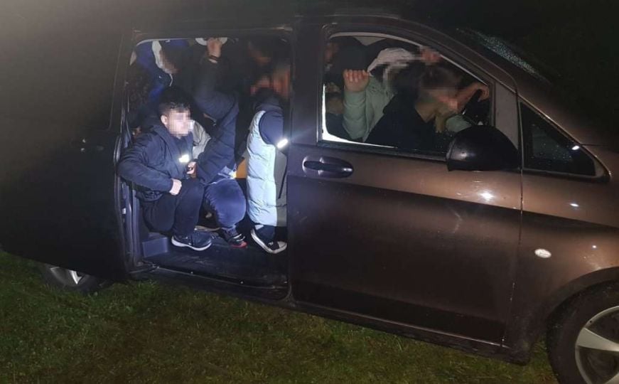 Bosanac u Mercedesu krijumčario 22 migranta, pronađena i droga