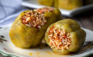 Kuhar otkrio najbolji recept za punjene paprike, umjesto riže dodajte ovu namirnicu