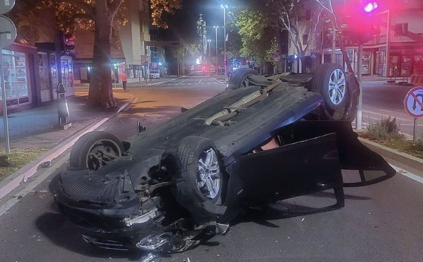 Teška nesreća u Mostaru: Mercedesom se prevrnuo na krov pa pobjegao, ima povrijeđenih
