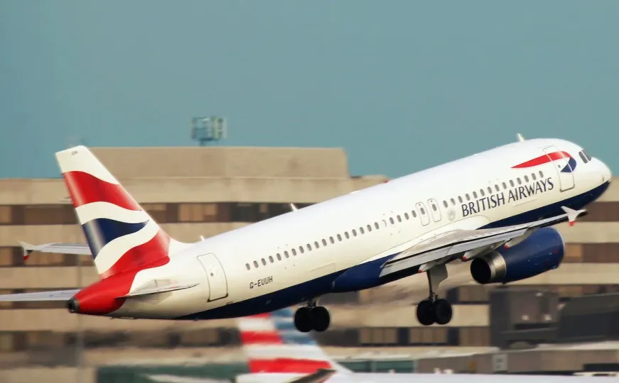 Drama na letu britanske kompanije: Obojici pilota pozlilo, bili izloženi otrovnim kemikalijama?