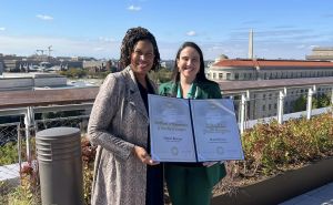 Benjamina Karić uručila Zahvalnicu Grada Sarajeva gradonačelnici Washingtona