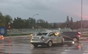 Teška nesreća u BiH: Passat završio u dvorištu hotela